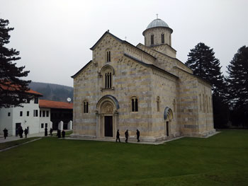 RASELJENI SRBI NA LITURGIJI U VISOKIM DEČANIMA